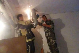 Nghẹt thở giải cứu bé sơ sinh bị mẹ “xả” xuống toilet