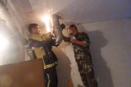 Nghẹt thở giải cứu bé sơ sinh bị mẹ “xả” xuống toilet