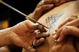 Lừa đảo, xăm hình "của quý” lên lưng người khuyết tật