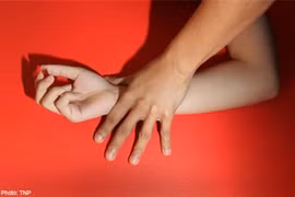 Nữ y tá bị hai thanh niên hiếp dâm tập thể