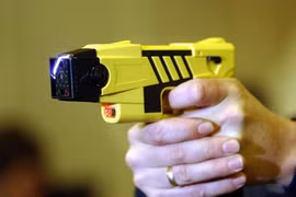 Bị bạn gái bắn vì không chịu trả lời điện thoại 