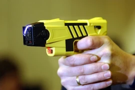 Bị bạn gái bắn vì không chịu trả lời điện thoại 