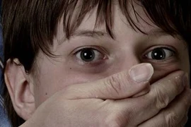 Bé trai 12 tuổi bị hàng xóm bắt cóc, lạm dụng tình dục