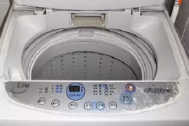 Chơi trốn tìm, bé gái bị kẹt trong máy giặt