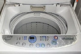 Chơi trốn tìm, bé gái bị kẹt trong máy giặt