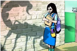 Bé gái 2 tuổi bị bảo vệ lạm dụng tình dục ngay tại trường