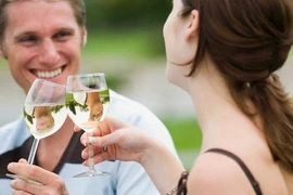 Uống rượu nhiều gây hại cho não khi về già