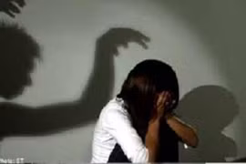 Ba thanh niên hiếp dâm tập thể một bé gái