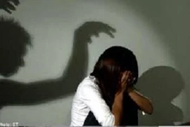 Ba thanh niên hiếp dâm tập thể một bé gái