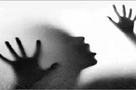 Bé gái mù lòa bị hàng xóm xâm hại