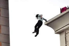 Nhảy lầu tự vẫn vì bị vợ bỏ