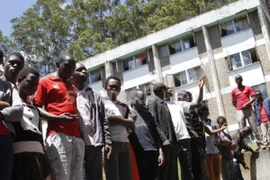 Nhảy từ tầng 5 ký túc xá xuống đất vì sợ khủng bố