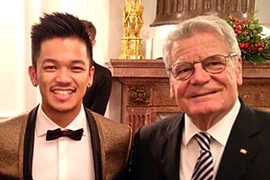 Quán quân Vietnam Idol 2015 Trọng Hiếu tiếp kiến Tổng thống Đức