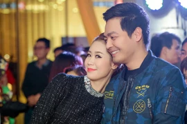 Hoa hậu Dương Thùy Linh "tình tứ" với Phan Anh