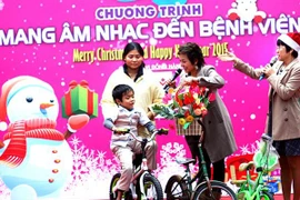 Giáng sinh hồng ủng hộ trẻ em nghèo ở viện Nhi Trung ương