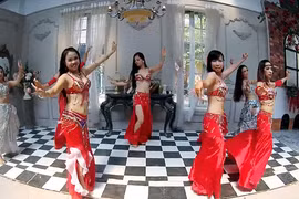 Dàn vũ công bellydance nóng bỏng trong vũ điệu mừng Giáng sinh