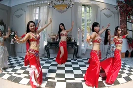 Dàn vũ công bellydance nóng bỏng trong vũ điệu mừng Giáng sinh