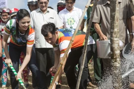 Hoa hậu Ngọc Hân diện áo đôi cùng Xuân Bắc trồng cây tại Bến Tre