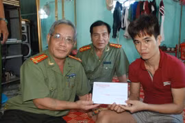 Quảng Ngãi: Thăm, tặng quà 2 ngư dân bị thương do tàu Trung Quốc tấn công