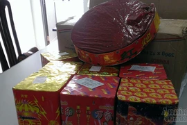 Mang pháo nổ về Thủ đô để làm... quà Tết