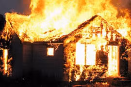 Bé gái 6 tuổi cứu em trai ra khỏi đám cháy