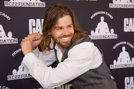 Nhân viên tặng sếp ô tô vì được tăng lương