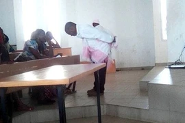 Giáo sư địu con giúp sinh viên