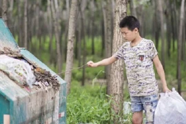 Nhặt rác kiếm tiền giúp mẹ kế trị ung thư