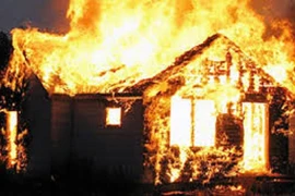 Bé gái 6 tuổi cứu em trai ra khỏi đám cháy