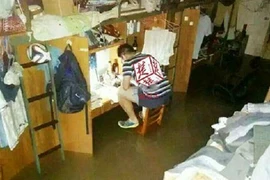 Chăm chú học dù ký túc xá ngập lụt
