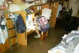 Chăm chú học dù ký túc xá ngập lụt