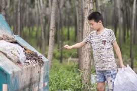 Nhặt rác kiếm tiền giúp mẹ kế trị ung thư