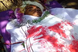 Người chết bất ngờ la hét trong đám tang