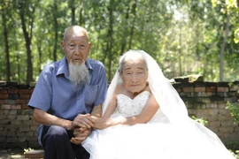 Cặp vợ chồng 103 tuổi kỷ niệm 80 năm ngày cưới
