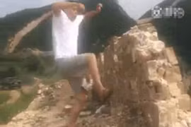 "Sư phụ kungfu" phá hoại Vạn Lý Trường Thành ra đầu thú