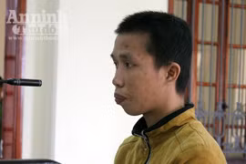 Giở trò đồi bại với bé gái 12 tuổi rồi dọa quay clip