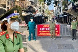 Những bông hồng trên tuyến đầu chống dịch 