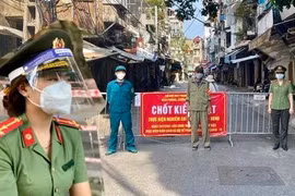 Những bông hồng trên tuyến đầu chống dịch 