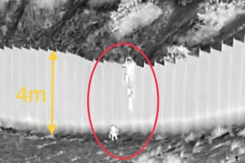 [VIDEO] Tội phạm buôn người thả trẻ con qua rào cao 4m và bỏ mặc