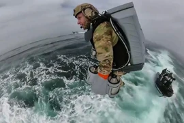 [VIDEO] Đặc nhiệm Anh đổ bộ lên chiến hạm bằng bộ đồ bay phản lực 