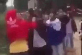 Nữ sinh lớp 8 bị đàn chị đánh ‘dằn mặt’