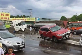 [Ảnh] Kinh hãi những ‘hung thần’ chở cuộn thép lao ào ào trên đường