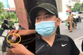 [Video] Kiểm tra chiếc ví màu đen, lộ gói ma túy heroin