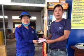 [Tin nhanh sáng 15-4-2021] Nhân viên cửa hàng xăng dầu trả lại hơn 22 triệu đồng cho lái xe