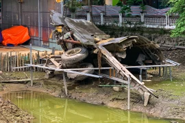 [Ảnh] ‘Pháo đài bay’ B52 phơi xác hoàn toàn khi hồ Hữu Tiệp rút cạn nước 