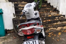 [Tin nhanh tối 24-6-2021] Say rượu nằm ngủ ở vệ đường, tỉnh dậy bị mất xe máy 