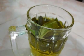 Uống chung cốc nước lạ, hai vợ chồng nguy kịch