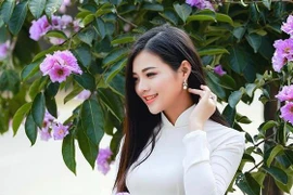 [ẢNH] Đường phố Hà Nội đẹp nao lòng trong sắc hoa bằng lăng 
