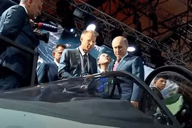[Video] Tổng thống Putin thị sát siêu phẩm tiêm kích ‘Chiếu tướng‘ tại MAKS 2021