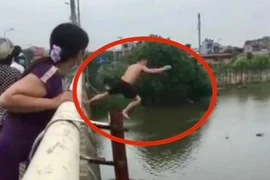 [Video] Giây phút thượng uý Ngô Văn Thứ nhảy cầu cứu sống cô gái chấp chới trên sông